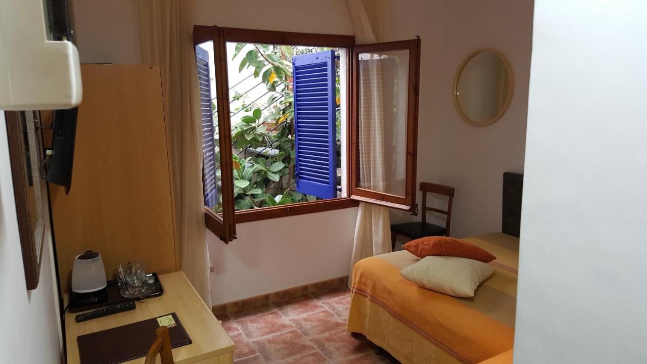 Hostal Residencia Catalina Palamos Bagian luar foto