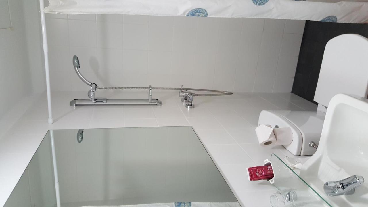 Hostal Residencia Catalina Palamos Bagian luar foto