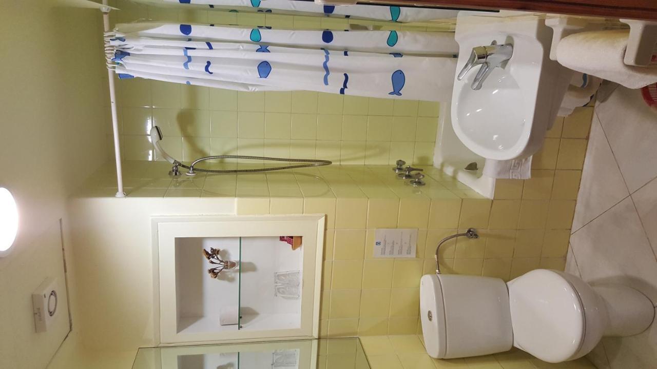 Hostal Residencia Catalina Palamos Bagian luar foto