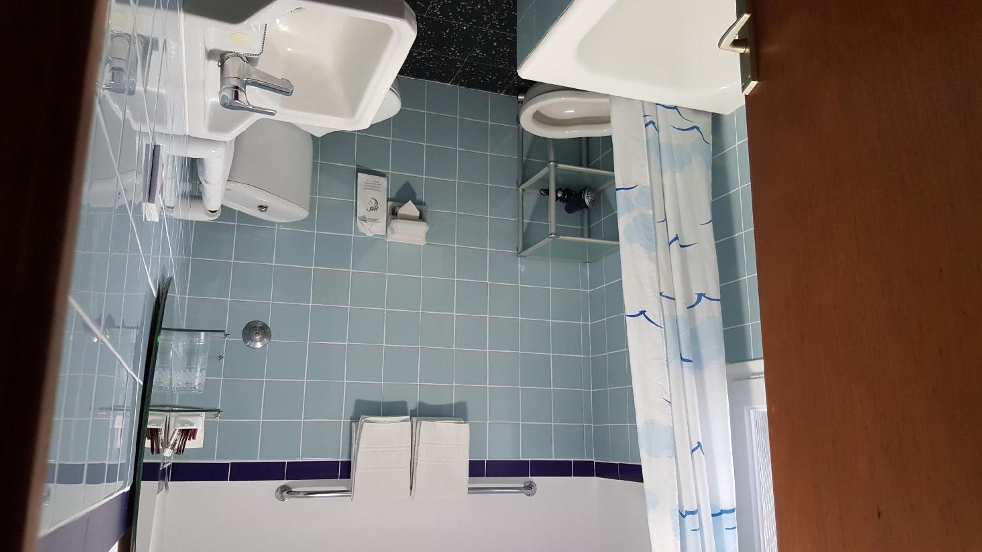 Hostal Residencia Catalina Palamos Bagian luar foto