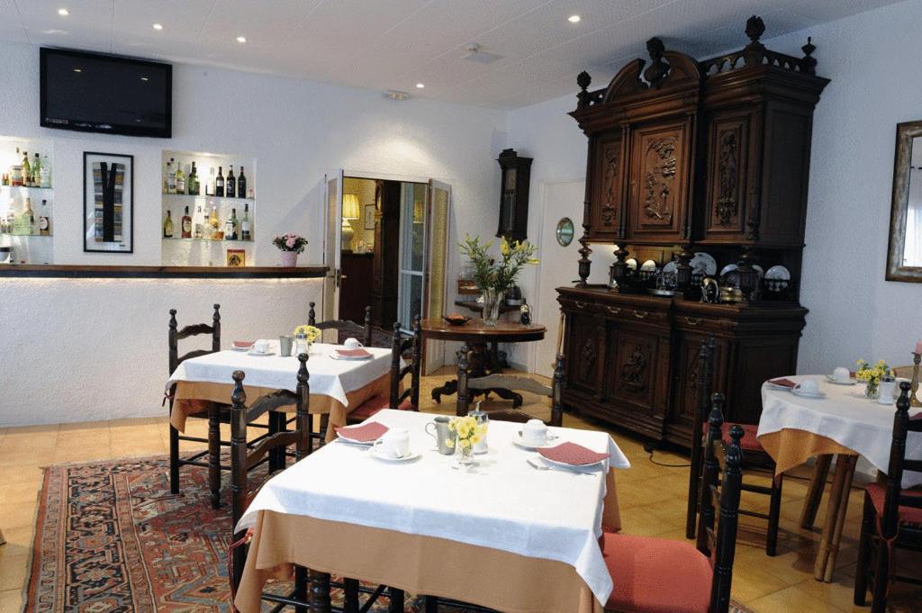 Hostal Residencia Catalina Palamos Bagian luar foto