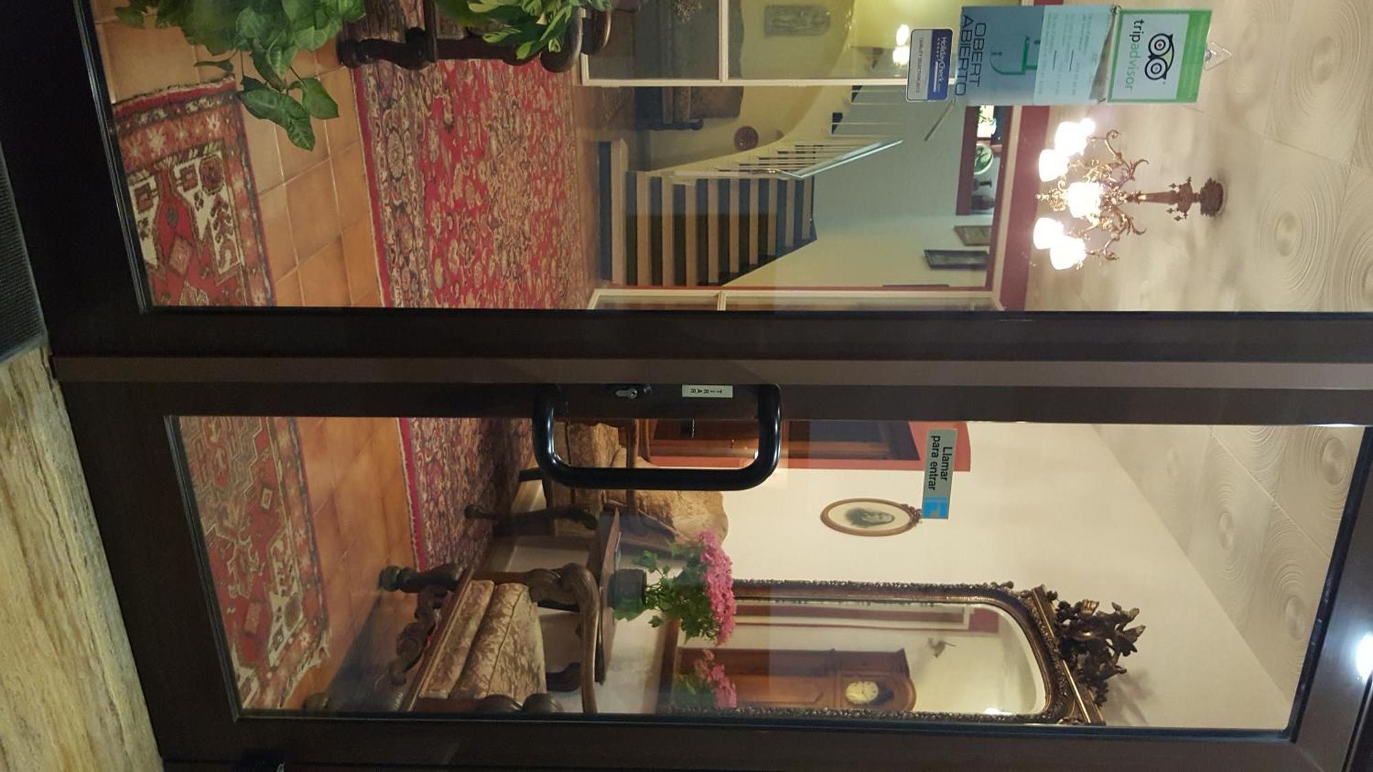 Hostal Residencia Catalina Palamos Bagian luar foto