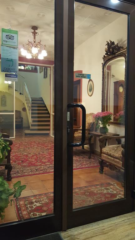 Hostal Residencia Catalina Palamos Bagian luar foto
