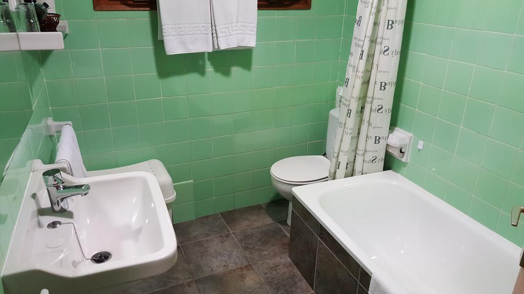 Hostal Residencia Catalina Palamos Bagian luar foto