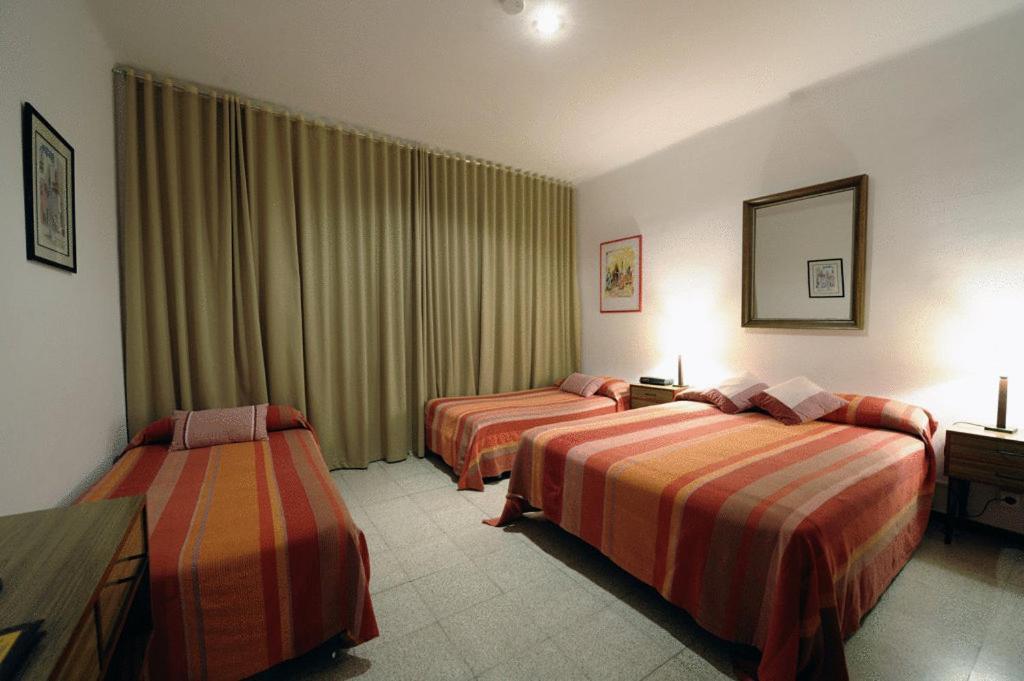 Hostal Residencia Catalina Palamos Bagian luar foto