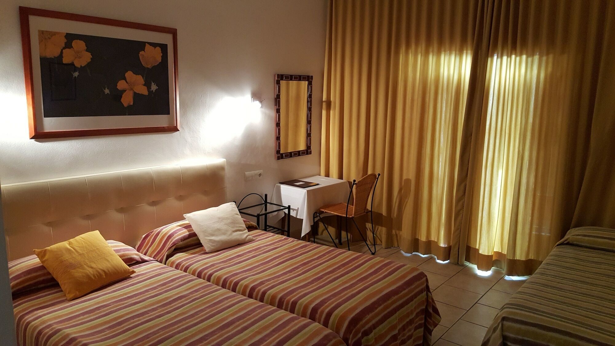 Hostal Residencia Catalina Palamos Bagian luar foto