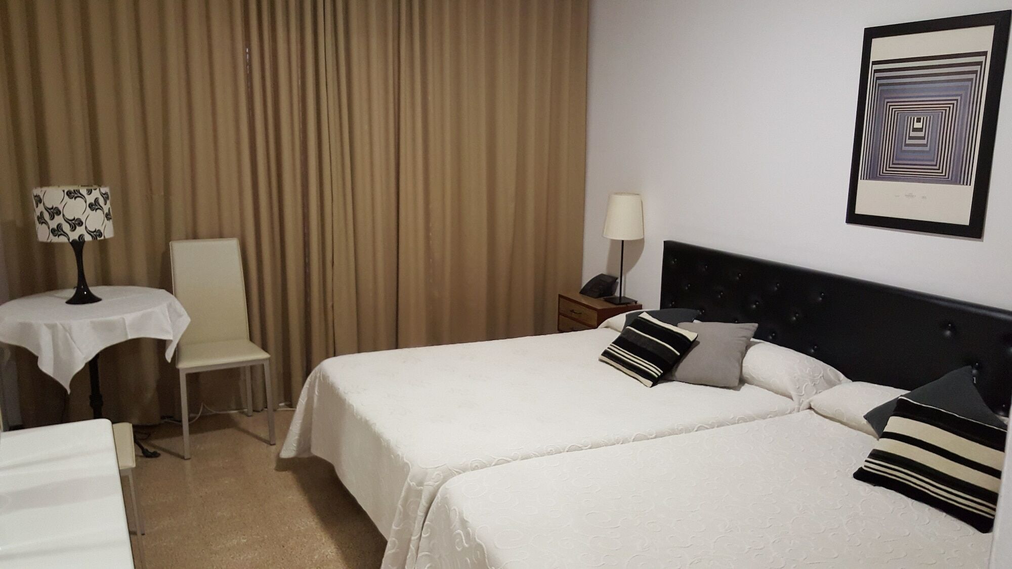 Hostal Residencia Catalina Palamos Bagian luar foto