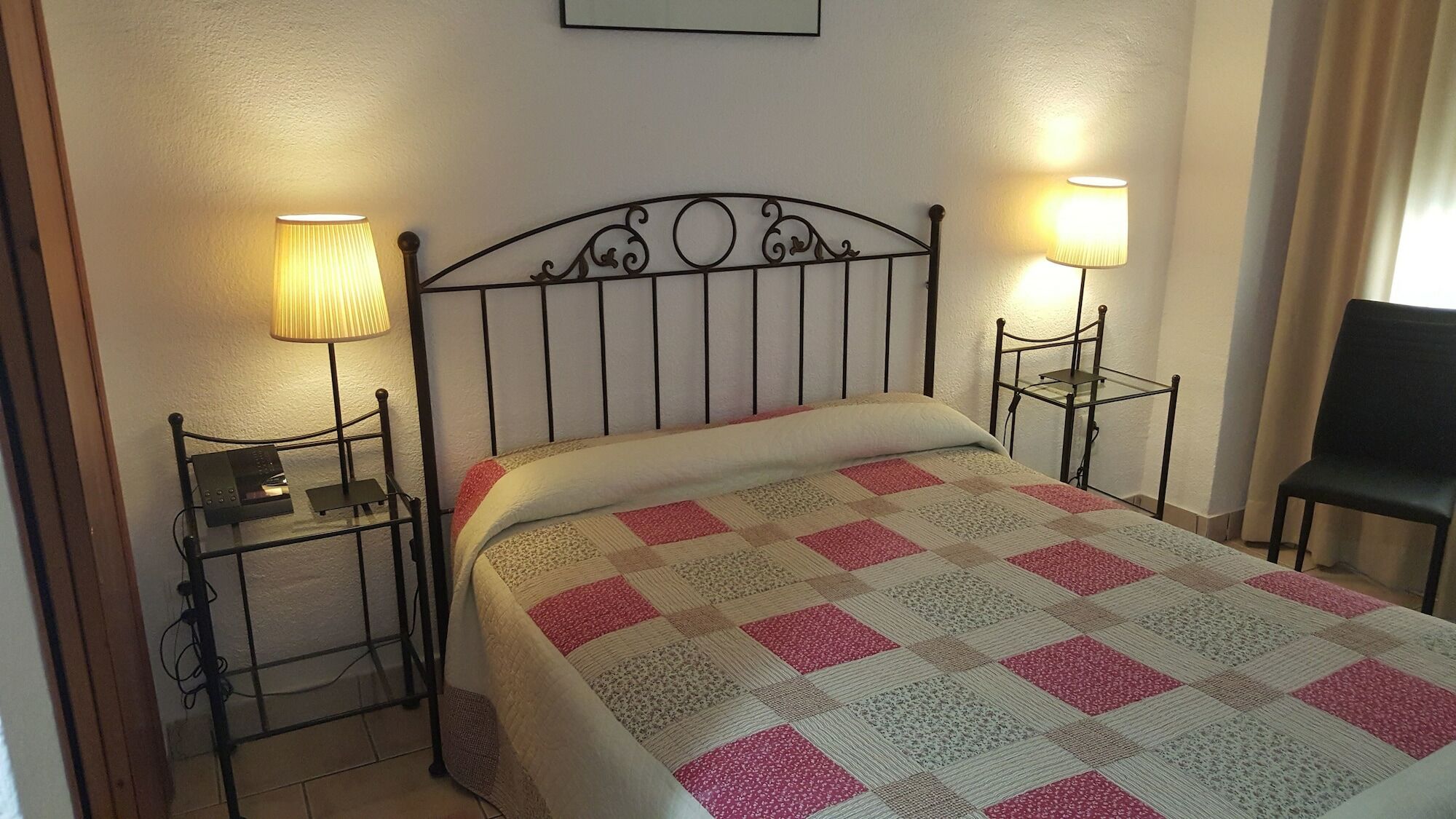Hostal Residencia Catalina Palamos Bagian luar foto