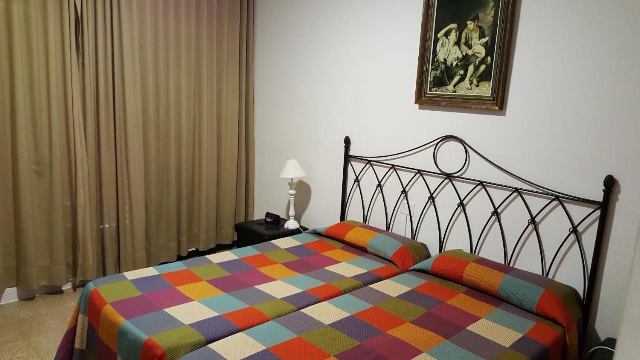 Hostal Residencia Catalina Palamos Bagian luar foto