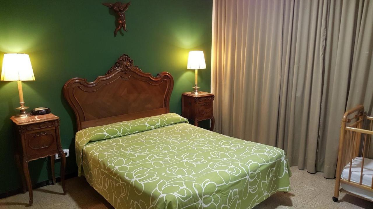 Hostal Residencia Catalina Palamos Bagian luar foto